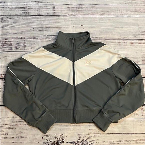 Nike Jackets & Blazers - Nike Women’s Cropped Zip Jacket